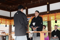 Kyoto, 20/20/2016 - Marco Massarotto riceve per l'Italia il riconoscimento Sake Samurai 2016 da Kazuhiro Maegaki, presidente del junior council di JSS.