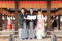 Kyoto, 20/20/2016 - Marco Massarotto riceve per l'Italia il riconoscimento Sake Samurai 2016 da Kazuhiro Maegaki, presidente del junior council di JSS, e da Miss Sake 2016.