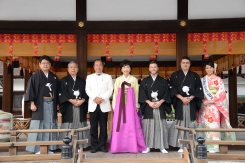 Kyoto, 20/20/2016 - I 5 sake samurai 2016 con Kazuhiro Maegaki, presidente del junior council di JSS, e Miss Sake 2016.